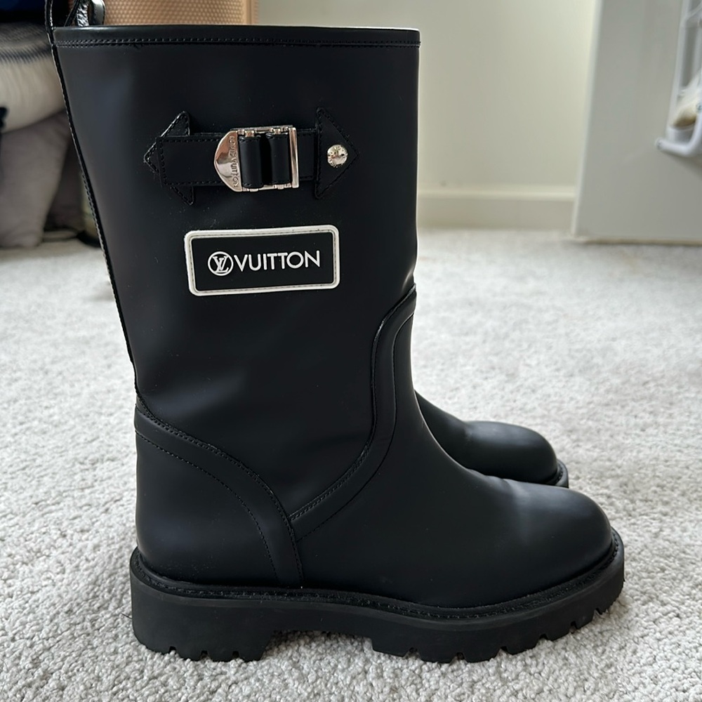 Louis Vuitton Rubber Calfskin Territory Flat Boots in Black
